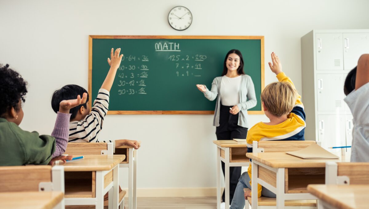 Group,Of,Student,Learn,With,Teacher,In,Classroom,At,Elementary