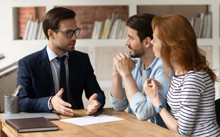 Sozialjurist Gehalt Shutterstock